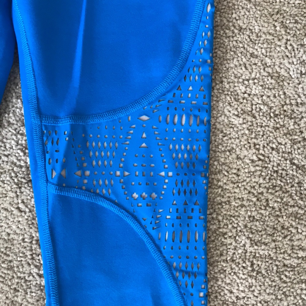 Alo yoga leggings with super cute detail - Picture 2 of 3